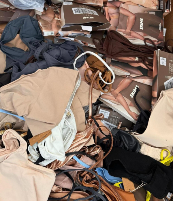 Skims Pallets – Wholesale Shapewear & Loungewear 1 Skims pallets with premium shapewear and loungewear